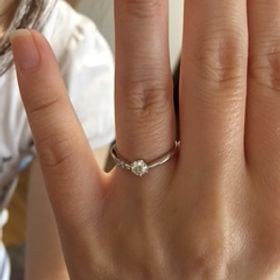 【Flowers(フラワーズ)】の口コミ 可愛らしいＶ字の形状に片側にダイヤモンドが流れるようにはめ込まれている...