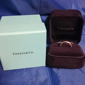 【ティファニー(Tiffany & Co.)の口コミ】 結婚指輪とはいえ、普通のリングは嫌だったので、あまり派手すぎずの周り…
