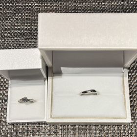 【宝寿堂(ほうじゅどう)の口コミ】 指輪のデザインは、0.43カラットのウェーブに、0.15カラットのメレダイヤ…