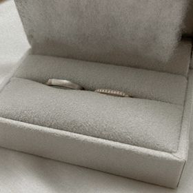 【mina.jewelry(ミナジュエリー)の口コミ】 シンプルだけどありきたりな丸いリングは嫌…という主人の要望で&qu…