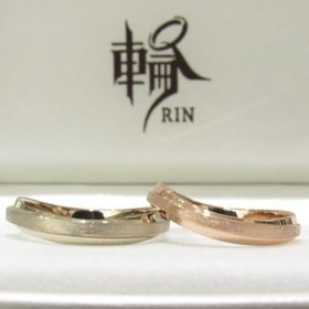 【輪-RIN-の口コミ】 色とカーブのデザインが個性的で気に入りました。ゴールドの中でも色味の…