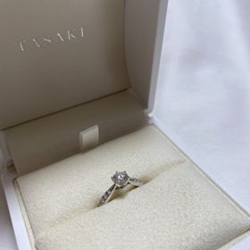 【TASAKI(タサキ)の口コミ】 シンプルだけど、キラキラが分かるデザイン。
ダイヤモンドの質(サイドホ…