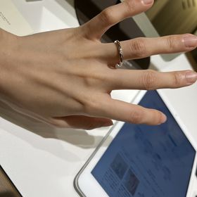 【ラザール ダイヤモンド(LAZARE DIAMOND)の口コミ】 なんと言っても輝き方。
シンプルなデザインですがダイヤの周りに細工があ…