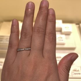 【ギンザタナカブライダル(GINZA TANAKA BRIDAL)の口コミ】 リボンのように真ん中がへこんだデザインの指輪です。コトアコトはフラン…