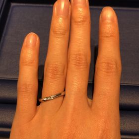 【銀座ダイヤモンドシライシの口コミ】 ダイヤが斜めに入っていますが、一般的な入れ方と逆で左上から右下に入っ…