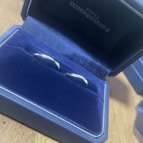 【銀座ダイヤモンドシライシの口コミ】 ウェーブに見えたりVに見えたりと、角度によって見え方が違うデザインにな…