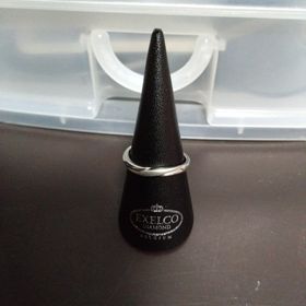 【エクセルコダイヤモンド(EXELCO DIAMOND)の口コミ】 デザインが気に入ったので選びました。
男性側のデザインはカーブと、真ん…