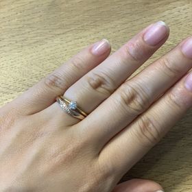 【銀座ダイヤモンドシライシの口コミ】 埋め込まれているダイヤ、また形が綺麗でした。
婚約指輪を同点で購入した…