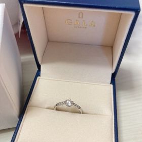 【GALA JEWELRY(ガラジュエリー)の口コミ】 デザインが可愛いかった。(中央のダイヤの周りにさらに小さな石の加工があ…