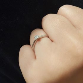 【銀座ダイヤモンドシライシの口コミ】 デザインがシンプルで飽きがこなそうで良い。
価格が質と比較して納得出来…