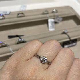 【ブルガリ(BVLGARI)の口コミ】 デザインがとても珍しく中央のダイヤがあまり大きくなくても周りのダイヤ…