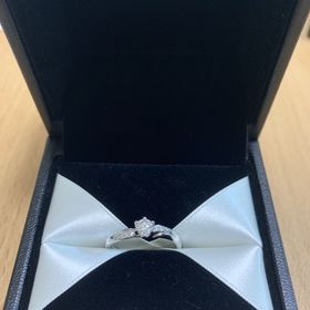 【エクセルコダイヤモンド(EXELCO DIAMOND)の口コミ】 ダイヤモンドの輝きがとても素敵です。中心のダイヤモンドから両サイドに…