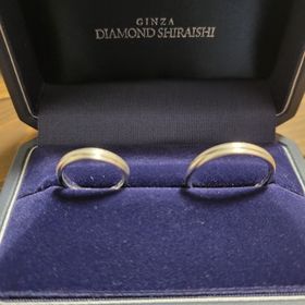 【銀座ダイヤモンドシライシの口コミ】 シンプルなデザインとつけたときのフィット感が決め手です。僕たちが選ん…