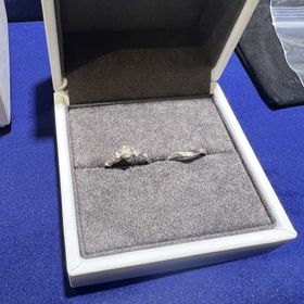 【COCKTAIL(カクテル)の口コミ】 婚約指輪と重ねてつけることを意識して結婚指輪を選ぼうと思って店内の指…