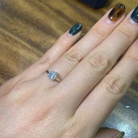 【銀座ダイヤモンドシライシの口コミ】 プロポーズの時にヒマワリをもらったので、ヒマワリのコンセプトや婚約指…