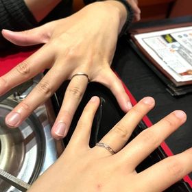 【銀座ダイヤモンドシライシの口コミ】 自分たちが、この結婚指輪を決めた理由としては、着け心地の良さとデザイ…