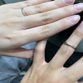 【4℃ BRIDAL(ヨンドシーブライダル)の口コミ】 プラチナだけでなく、ピングゴールドの色味が入ったデザインです。ねじれ…