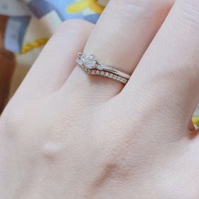 【STAR JEWELRY(スタージュエリー)の口コミ】 Vのデザインのおかげで指がより長く綺麗に見える
ダイヤモンドの面とシン…