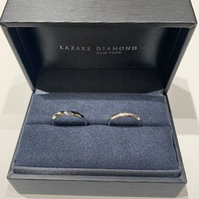 【ラザール ダイヤモンド(LAZARE DIAMOND)の口コミ】 リングのデザインはストレートですが、斜めにダイヤが並んでいるので指が…