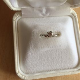 【TOMIYA(トミヤ)の口コミ】 少しねじれた形のデザインで、大きくもなく、小さすぎもないダイヤのサイ…