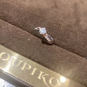 【LAPAGE(ラパージュ)の口コミ】 指に似合う形を相談し、色々試着した結果ウェーブで探しました。プラチナ…