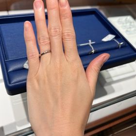 【銀座ダイヤモンドシライシの口コミ】 シンプルなデザインが良かったので、そこが最大の決め手です。また私は普…