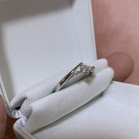 【COLANY(コラニー)の口コミ】 爪が2点留めと他では見ない特徴的なリング。
2点で留めることはかなり高度…