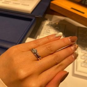 【銀座ダイヤモンドシライシの口コミ】 指輪のデザインがブーケの形で中心のダイヤモンドを輝かせるように周りに…