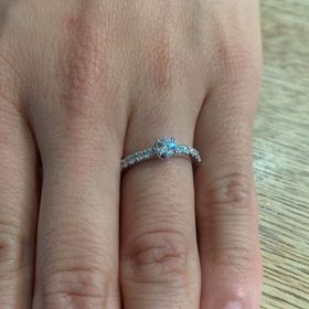 【アイプリモ(I-PRIMO)の口コミ】 煌びやかすぎずとてもスペシャルな指輪を探していました。お店の方に頼ん…