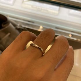 【銀座ダイヤモンドシライシの口コミ】 少しデザイン性はあるが、シンプルなものを探していた中で、ウェーブの形…