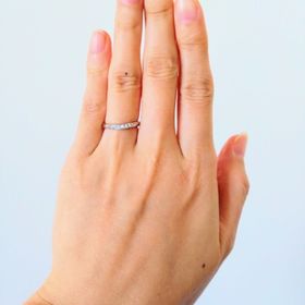 【ラザール ダイヤモンド(LAZARE DIAMOND)の口コミ】 他のブランドで似たようなデザインがありましたが、輝きが断然よく、つけ…