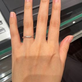 【ラザール ダイヤモンド(LAZARE DIAMOND)の口コミ】 細めでウェーブがかった指輪を探していて、1番気に入ったものがこちらでし…