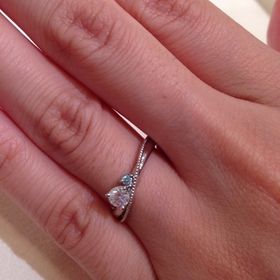 【Mariage ent(マリアージュエント)の口コミ】 メインのダイヤモンドのサイドに小さなブルーダイアモンドがそえられてお…