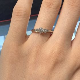 【ROYAL ASSCHER(ロイヤル・アッシャー)の口コミ】 ３石のダイヤモンドがそれぞれ輝いててとても美しいです。サイドのメレダ…