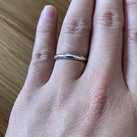 【ラザール ダイヤモンド(LAZARE DIAMOND)の口コミ】 男なので、シンプルなものを探していました。
今回買ったものは少し丸みを…