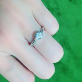 【銀座ダイヤモンドシライシの口コミ】 彼女と一緒に指輪を選びに行き、彼女がデザインに一目惚れしたので決めま…