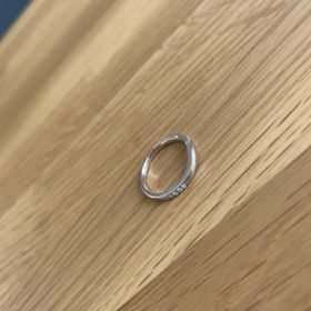 【ROYAL ASSCHER(ロイヤル・アッシャー)の口コミ】 どんな服でも邪魔をしないシンプルさがありつつダイヤが連なったデザイン…