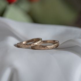 【Cayof(カヨフ)の口コミ】 ハイブランドの鏡面のものではなく、落ち着いたアンティーク調の指輪を探…