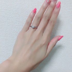 【銀座ダイヤモンドシライシの口コミ】 デザインの可愛さに一目惚れしました。真ん中のダイヤを小さなダイヤがお…