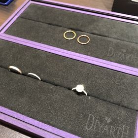 【DIYARTH(ディヤース)の口コミ】 指輪のデザインはゴージャスなものが多かった印象です。既成品でセンター…