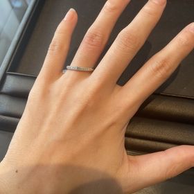 【エクセルコダイヤモンド(EXELCO DIAMOND)の口コミ】 ハーフエタニティリングで、真ん中に大粒のダイヤモンドがあしらわれてい…