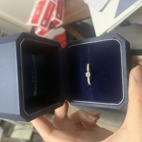 【銀座ダイヤモンドシライシの口コミ】 婚約指輪・結婚指輪のデザインも可愛くてめちゃくちゃキラキラしていまし…