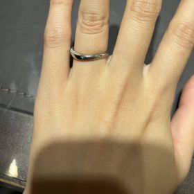 【俄(にわか)の口コミ】 指輪の正面ではなく、側面から捻じるようにダイヤがついており、正面から…