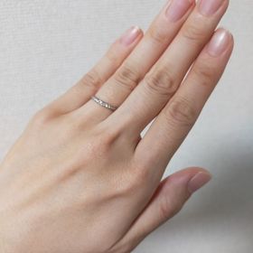【ラザール ダイヤモンド(LAZARE DIAMOND)の口コミ】 デザインが気に入ったためです。たくさんの指輪を試着した中で、こちらの…