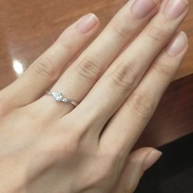 【SANJI(サンジ)の口コミ】 ウェーブがかったリングが指を細く長く見せてくれます。メレダイヤがセン…