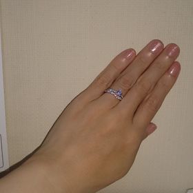 【JEWELRY  KAMATA(ジュエリーかまた)の口コミ】 ダイヤの3Cに一番拘りました。
指や雰囲気に合ったデザインを何種類か見せ…