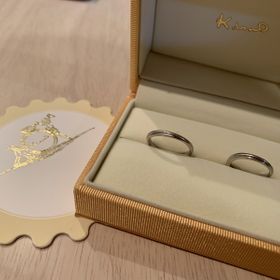 【ケイウノ ブライダル(K.UNO BRIDAL)の口コミ】 内側の刻印のデザインをデザイナーさんと担当さんが私たち2人のエピソード…
