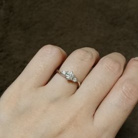 【銀座ダイヤモンドシライシの口コミ】 ダイヤモンドが目立つ指輪を探していていました。
シンプルすぎず、少しデ…