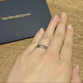 【ヴァンドーム青山(VENDOME AOYAMA)の口コミ】 婚約指輪に似合う（同時につけても馴染む）結婚指輪を探していて、同じウ…
