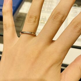 【銀座ダイヤモンドシライシの口コミ】 石が５つ輝くデザインに一目惚れでした。あと相手とせっかくならペアがい…